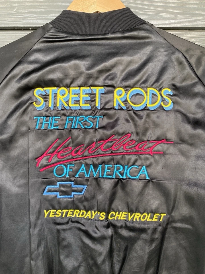 Chaqueta de bombardero de satén Chevrolet Street Rods First Heartbeat of America de colección años 80 XL Foto 2 de 4
