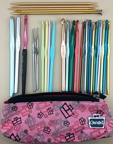 Menge 26 Vintage Häkelnadeln Susan Bates & Boye mit Caboodle Tasche (Größen unten)