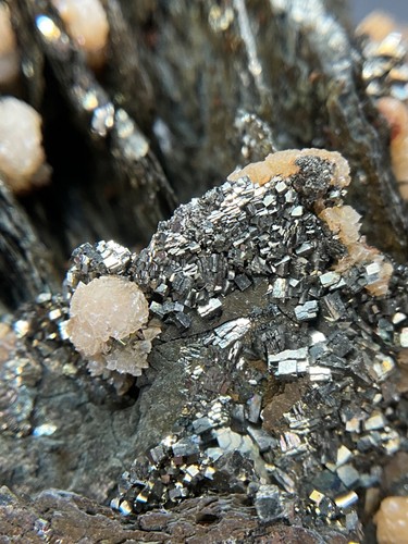RODOCROSITE, PIRITE, CALCITE E SFALERITE SU PIRROTITE DA STAN TERG, KOSOVO - Foto 11 di 17