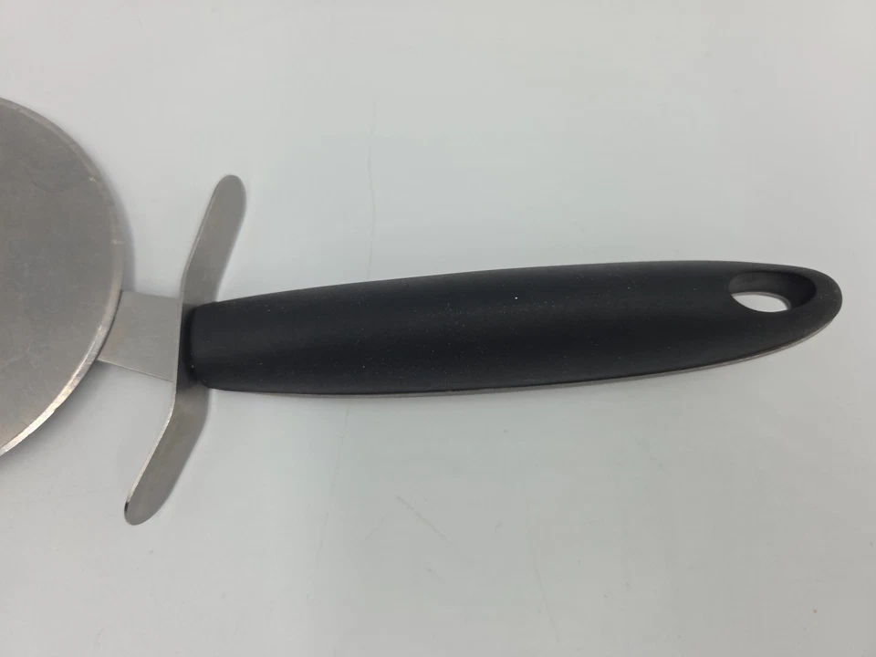 "Rueda cortadora de pizza Oneida 3,5"" rebanadora de acero inoxidable mango ergonómico usado en excelente estado" Foto 3 de 4