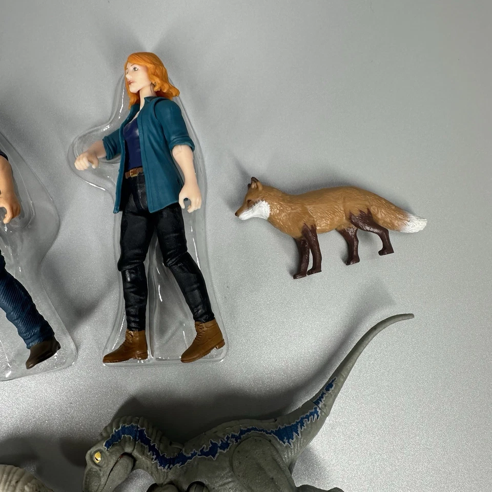 Lote de figuras de acción Jurassic World Owen Claire Soyona Beta y Atrociraptor 3,75" Foto 3 de 4