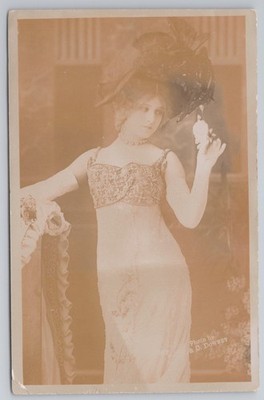 RPPC Edwardian Actress Portrait London 1904 Taylor schöner aufwendiger Hut