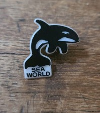 Vintage Sea World Shamu Lapel Pin Hard Plastic Killer Whale Souvenir Pinback 