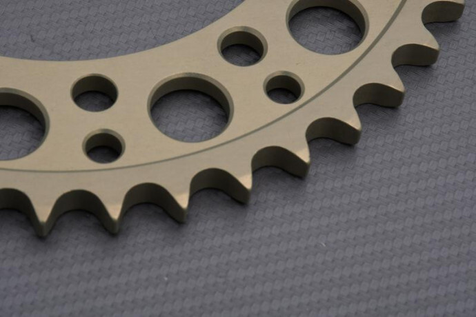 Couronne Renthal Ultra Light 43 dents pour les sorties dominicales en FZR 1000