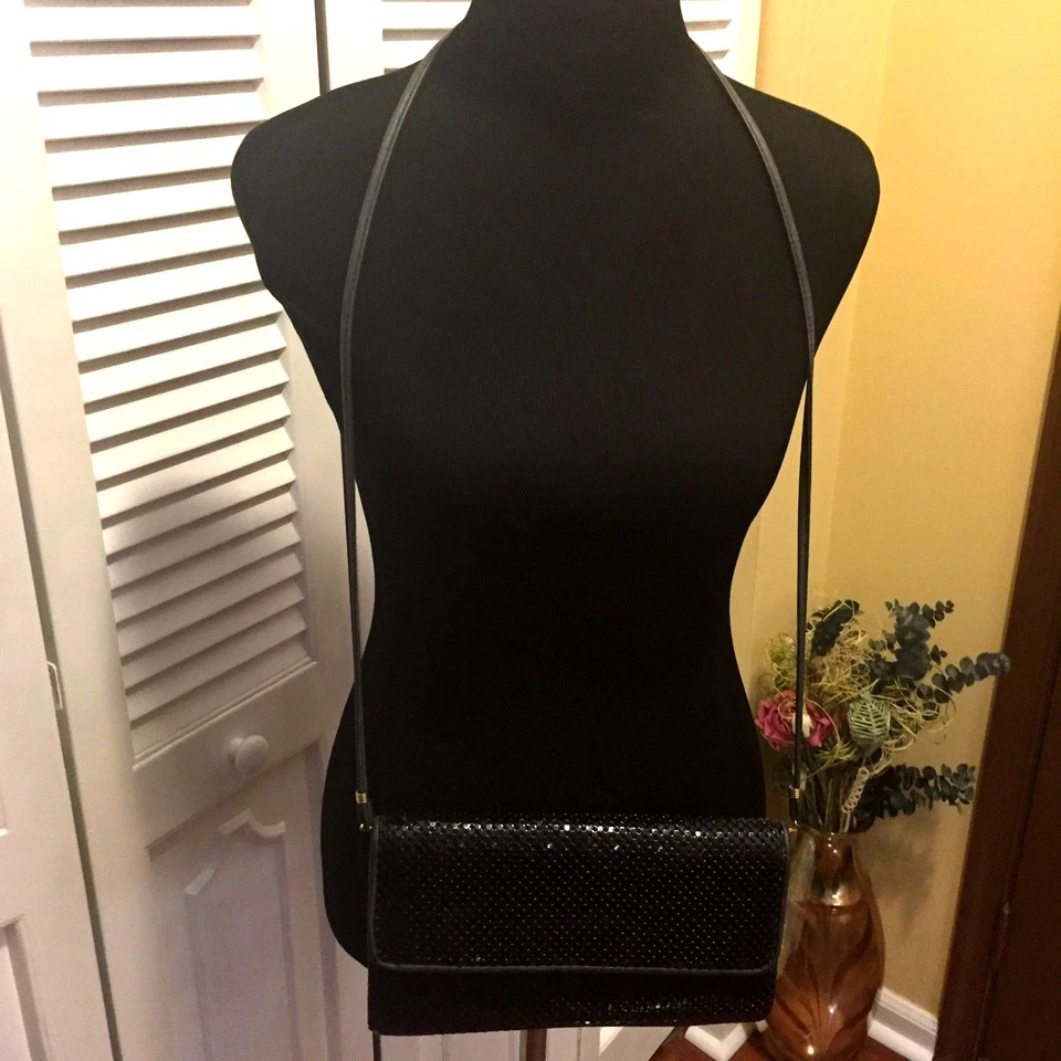 Bolsa de ombro/embreagem vintage Whiting and Davis preta malha frisada - Imagem 2 de 4