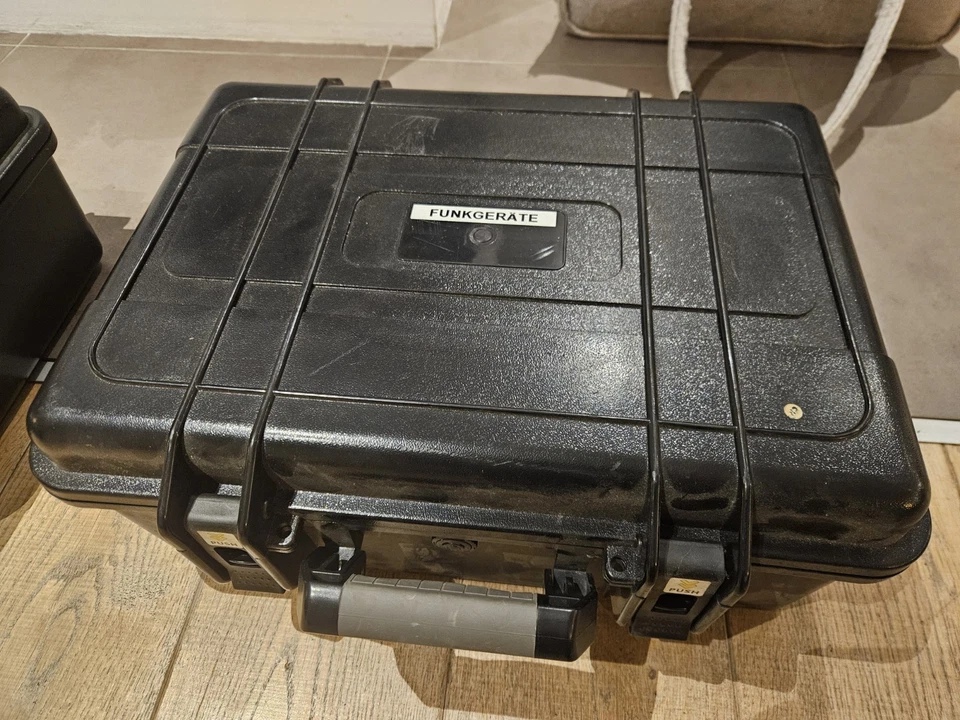 4x Motorola XT460 Handfunkgeräte Funkgerät, Koffer mit 8x Akku + 4x Headset (2) - Bild 2 von 4