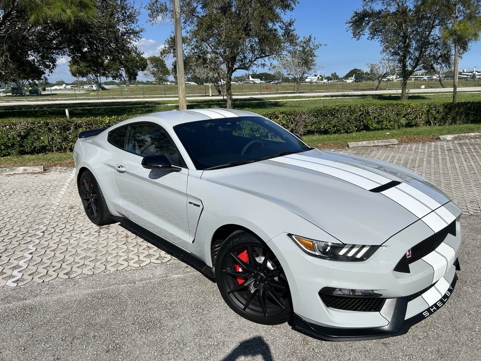 Ford Mustang Shelby GT350 2016 5,2 L V8 manivela plana 526 HP Foto 3 de 4