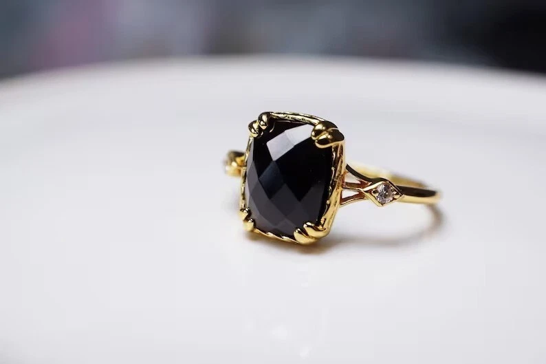 Anillo de ónix negro dorado hecho a mano enchapado en oro anillo para mujer Foto 4 de 4