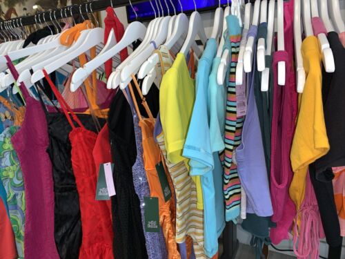 MOYEN NEUF ! Boîte paquet de vêtements de printemps pour femmes revendeur en gros 200 $ - Photo 1/6