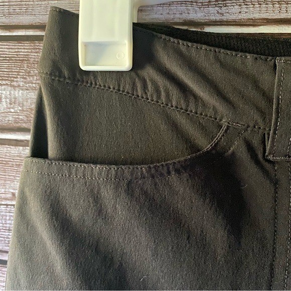 Patagonia Women's Cropped Capri Pants Size 6 Black Pockets Logo Stretch