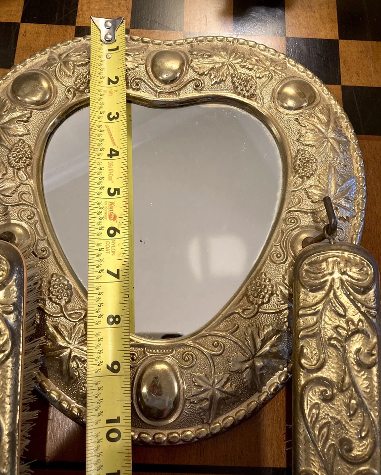 Antiguo espejo de pared valet de pared de latón en forma de corazón con 2 cepillos colgantes ~ ¡RARO!! Foto 4 de 4