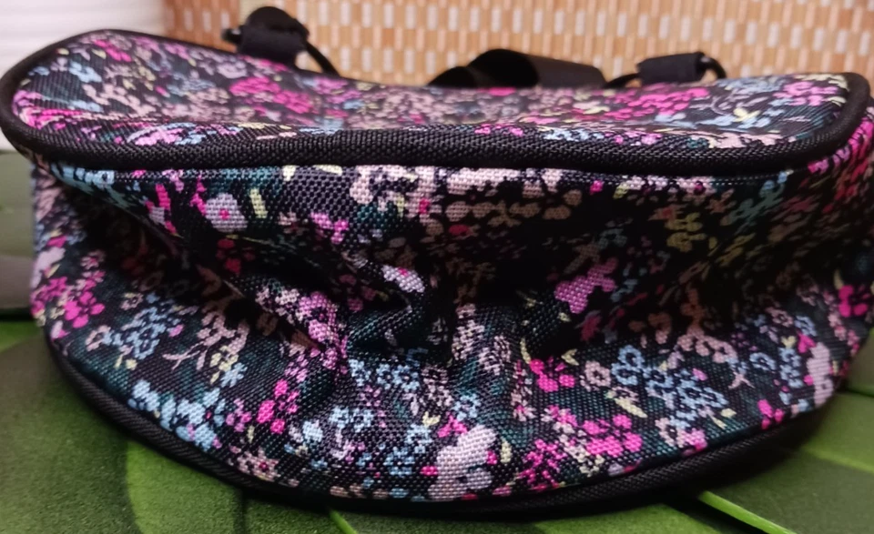 维多利亚的秘密粉红色 ~ 小号圆形花卉旅行箱 ~ 化妆首饰等 ~ 7 — 第 3/4 张图片