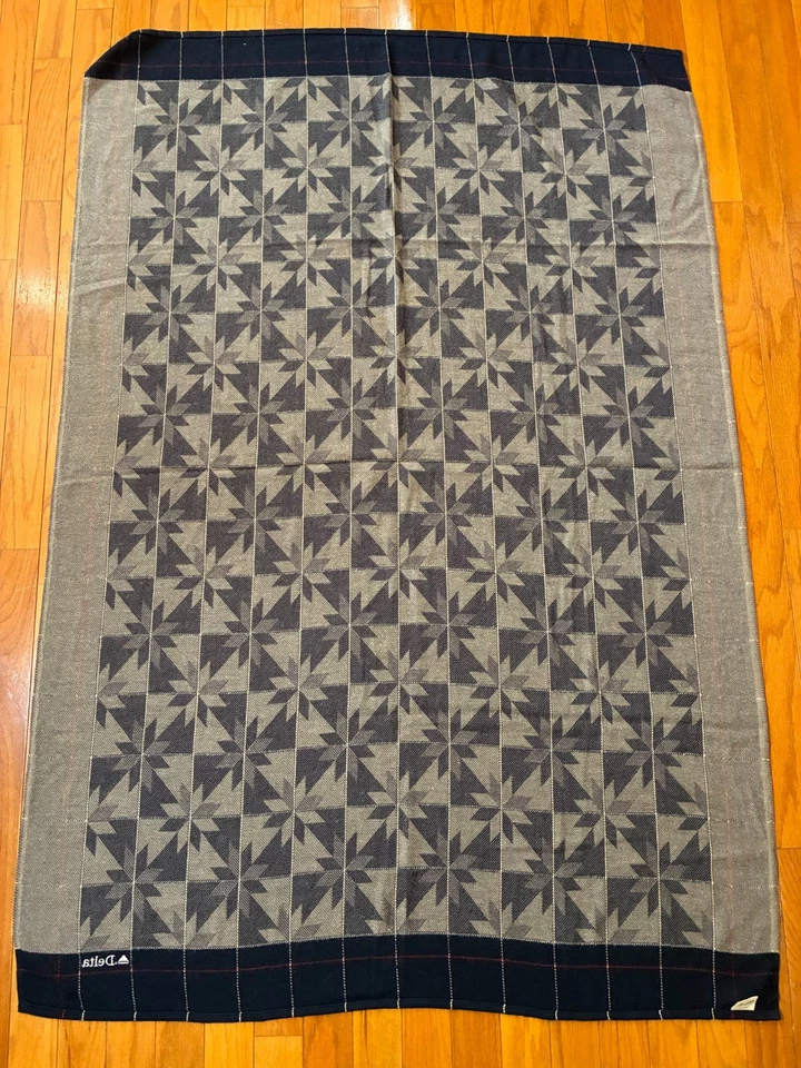 Vintage DELTA AIRLINES SNOWFLAKE BLANKET First Class Snowflake Horsfall ENGLAND - Image 4 of 4