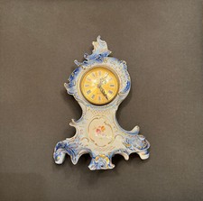Sitzendorfer Porzellan-Kaminuhr "Meister Anker"