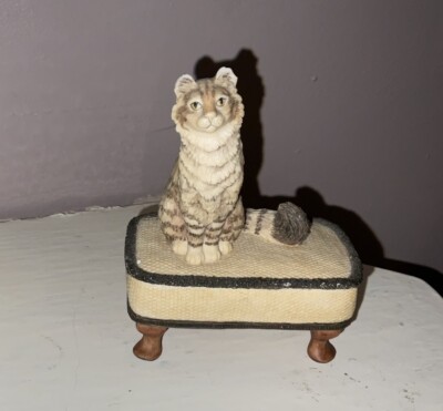 Border Fine Arts Katze auf Fußhocker C14 - Ray Ayres 1989 Vintage Figur im Ruhestand