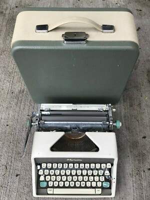 Vintage Olympia Typewriter De Luxe Werke AG Wilhelmshaven - Cleaned