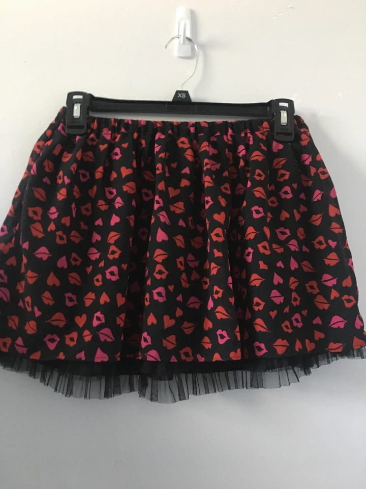 Total Girl Jóvenes Niñas Falda Talla 10/12 Negra Con Labios y Corazones En Capas Foto 2 de 3