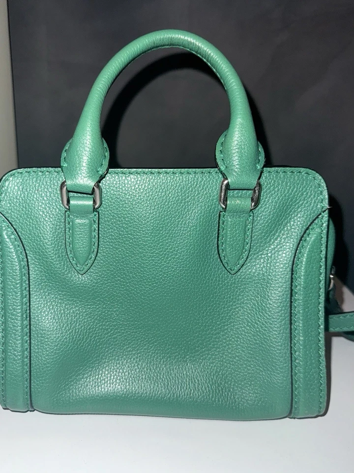 Cartera Alexander McQueen Mini Candado en Cuero Guijarro Verde Foto 2 de 4