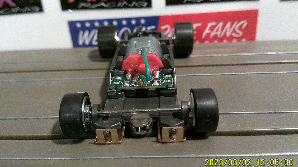 AFX RACING H.O. ESCALA MEGA G+ 1.7 CHASIS ESTRECHO CROMO ESTILO EN LÍNEA CÁMARA ROJA Foto 3 de 4
