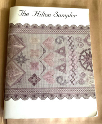 Seltenes Nadelspielmuster ''The Hilton Sampler'' von 1994 im Buchformat