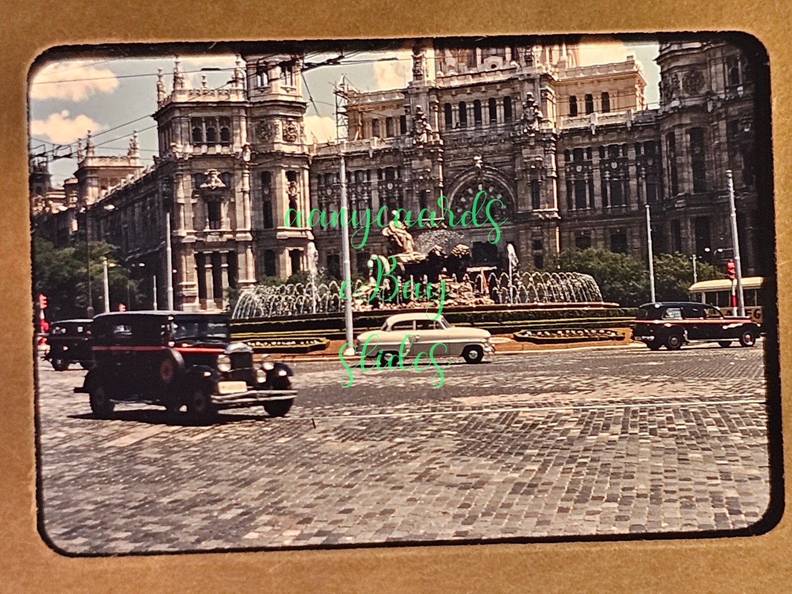 MADRID ESPAÑA 1956 COCHES ANTIGUOS FUENTE CIBELES ROTONDA ADOQUINADA ESCENA CALLEJERA