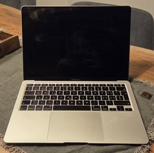 MacBook Air Intel Core i5, 8 GB RAM und 256 GB SSD.