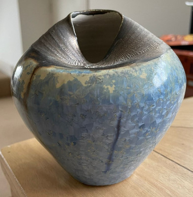 Atemberaubende handgefertigte britische Keramikvase. 11 cm hoch. Neu ohne Etikett