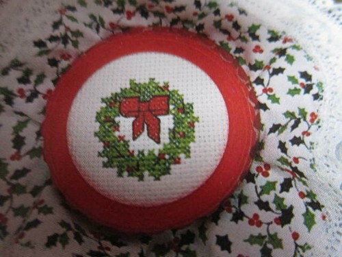 Patrones de punto de cruz espantapájaros iglesia buzón corona de Navidad Yvonne Thorp - Imagen 2 de 10