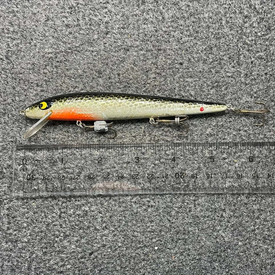 Señuelo Smithwick Floating Rattlin' Rogue Jerkbait 5 1/2" Negro Espalda Verde Escala 90 Foto 2 de 4