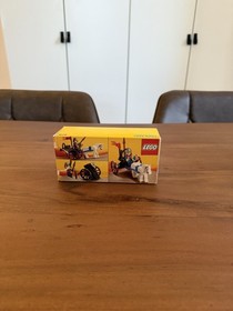 Lego Legoland Knights Set 6016 Knight's Arsenal inc Box, Instructions 1987
