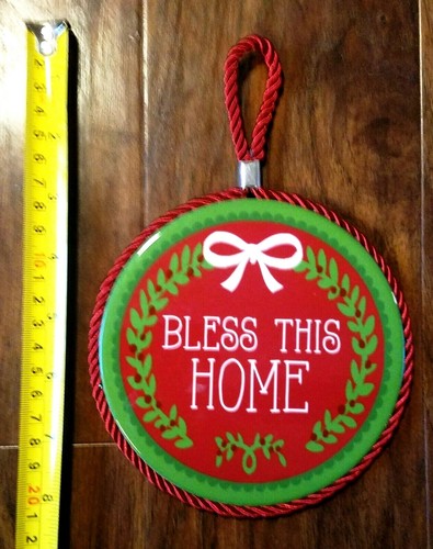 Bless This Home Trivet Rojo Verde Navidad Acebo Corcho-Back con Colgador Brillante - Imagen 2 de 4