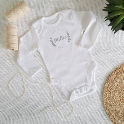 Personalisierter Babynamen Blätter Kranz Strampler
