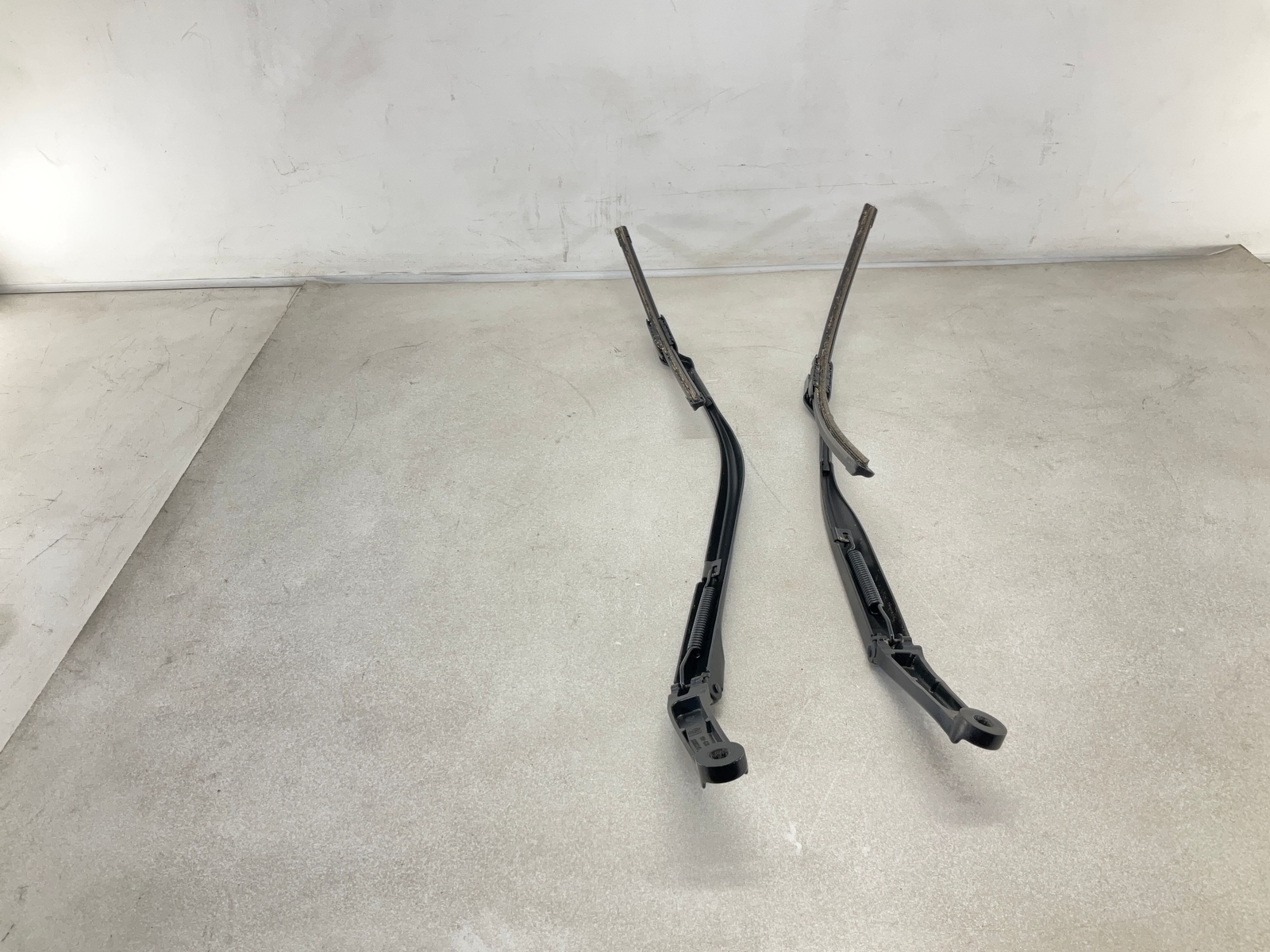 17-20 MASERATI Levante Front Windshield Wiper Arm w/ Blade Pair CM