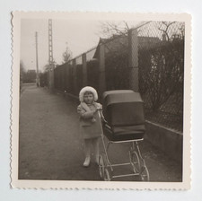 Fille tient poussette rue ville - Photo ancienne snapshot, carré