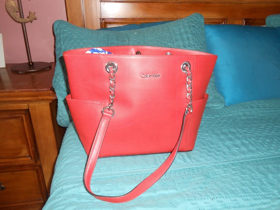 Bolso de Mano de Cuero Saffiano CALVIN KLEIN Color Rojo/Naranja Mediano En muy buena condición Foto 4 de 4