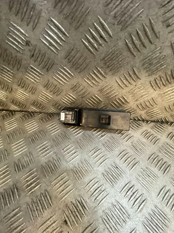 2010 VOLKSWAGEN GOLF TDI MK6 1.6 DIESEL FRONT DRIVER WINDOW SWITCH 5K0867255A - Image 2 of 3