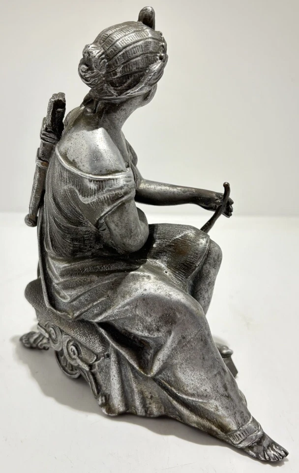 Estátua de metal feminina sentada estátua de relógio Ártemis - Imagem 3 de 4