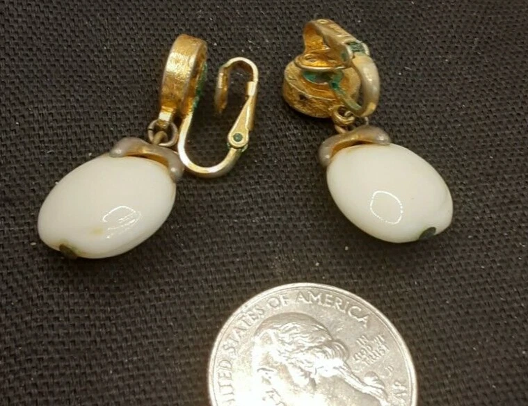 Pendientes colgantes de clip vintage de los años 90 Trifari imitación perlas y tono dorado 5/20-6 Foto 2 de 2