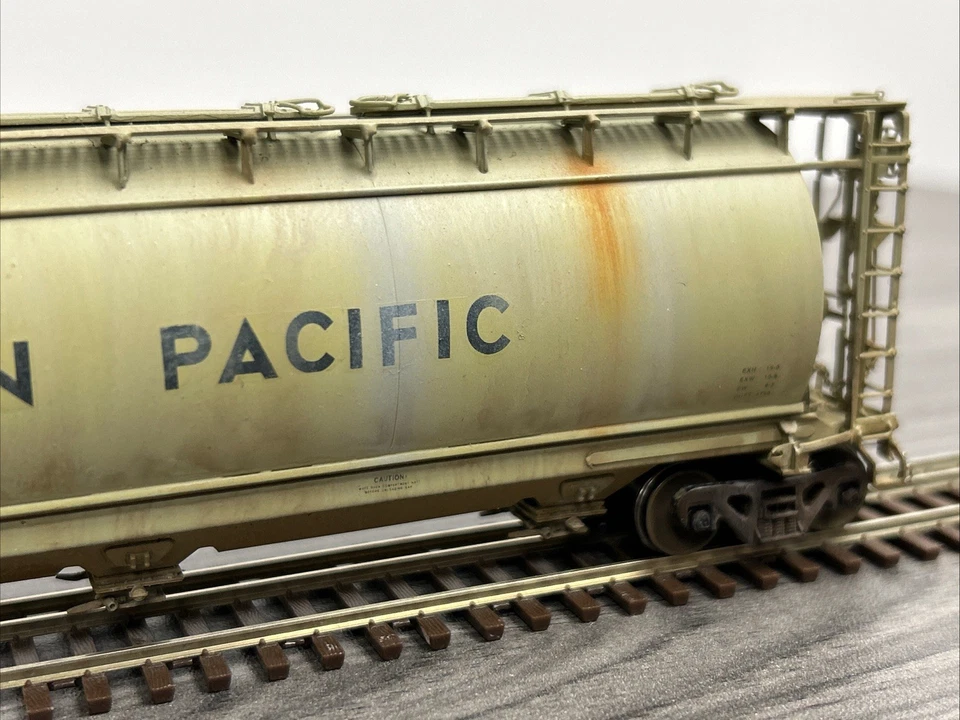 Overland Models HO Brass OMI-3038 CH-90-5 Cylindrical Hopper UP #21765 Weathered - Image 4 of 4