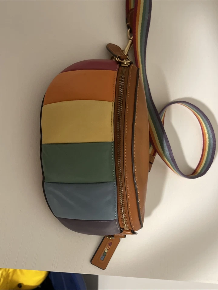 BOLSO COACH ARCO IRIS en excelente estado Foto 4 de 4