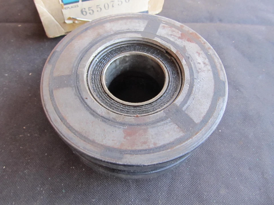 NORS 1968-78 Chevy V8 polea compresora de aire acondicionado con cojinete Corvette Camaro 6550750 Foto 3 de 4