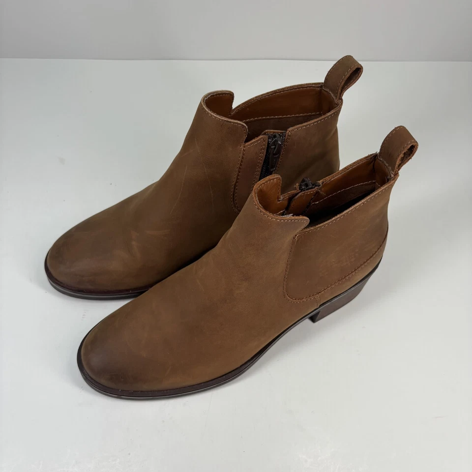 Botas informales Clarks Memi con cremallera para mujer EE. UU. 7M cuero tostado oscuro cremallera al tobillo tacón bloque Foto 2 de 4