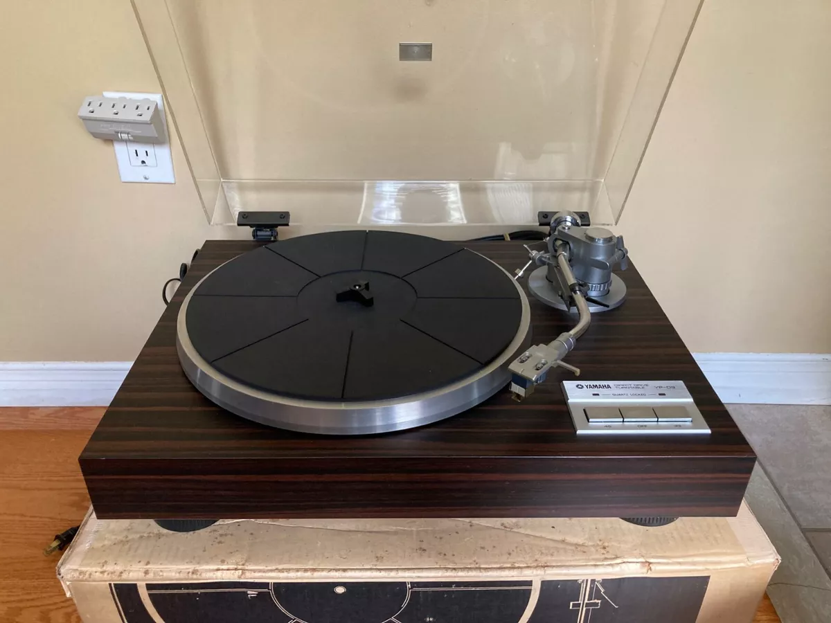 Yamaha YP D9 direct drive turntable in excellent conditionwith original box ! Yamaha YP D9 direct drive turntable in excellent conditionwith original box !