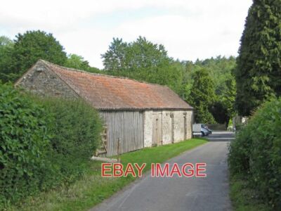FOTO STEINSCHEUNE IN DER NÄHE VON ST GREGORY'S MINSTER BEYOND IST EIN KLEINER PARKPLATZ DAFÜR