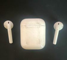 Apple AirPods 2nd gen White Bluetooth Earbuds w/ Mic Charging Case. A2031