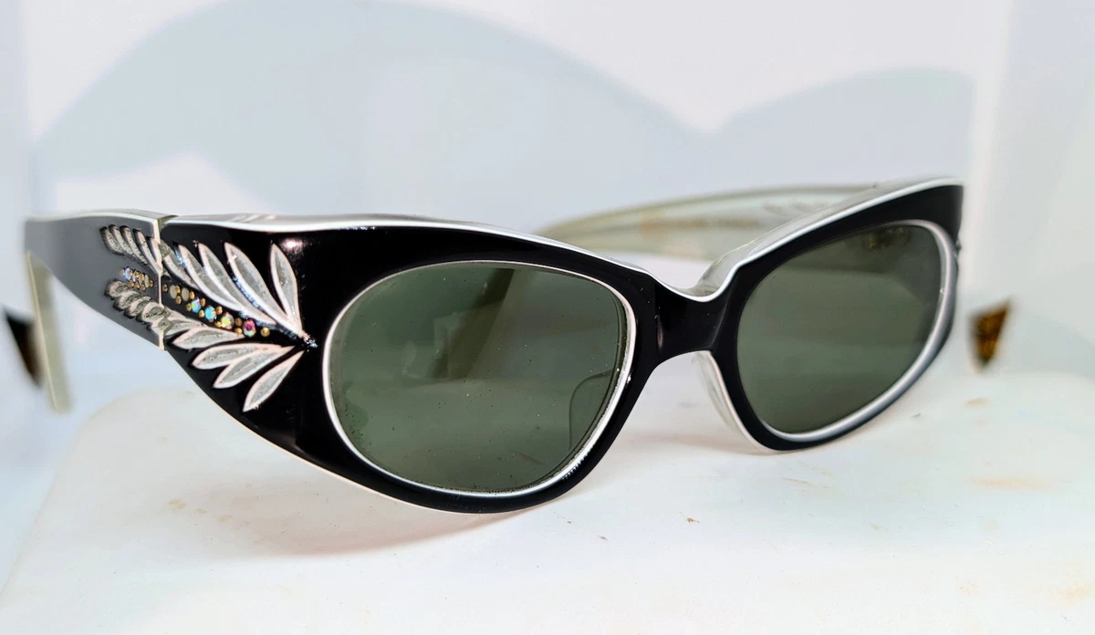 1950’s Black Rhinestone Frame G-15 Green Glass Lens Vintage Cat Eye Sunglasses Vintage Unbranded Sunglasses 1950s Black and Gold Green Lens  main image 4