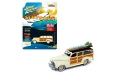 1941 CHEVROLET DELUXE WOODY CREAM "SURF RODS" 1/64 BY JOHNNY LIGHTNING JLCP7021