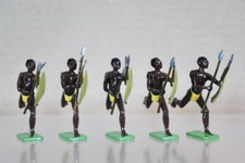 BRITAINS RE PAINTED ZULU WAR 5 x ZULU WARRIORS RUNNING YELLOW with SPEARS 2od