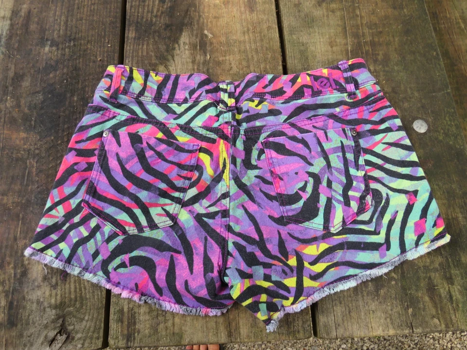 Pantalones Cortos Lei Ashley Tiro Bajo Juniors Talla 11 Animal RAYAS CEBRA Multicolor Foto 3 de 4