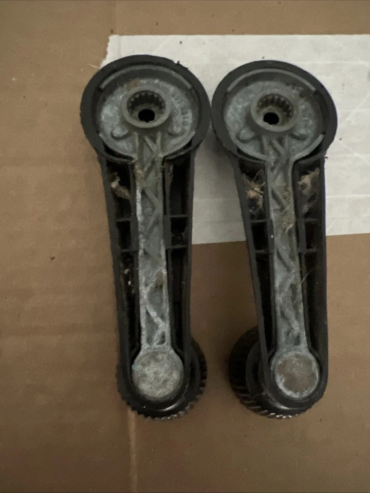 VOLKSWAGEN GOLF MK1 CABRIOLET PAIR FRONT REAR MANUAL WINDOW CRANK HANDLE - Image 4 of 4